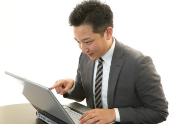 gülümseyen iş adamı kullanarak dizüstü bilgisayar