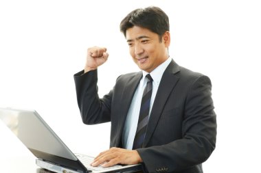 gülümseyen iş adamı kullanarak dizüstü bilgisayar