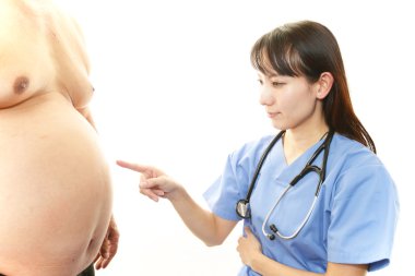 ciddi doktor hasta obezite incelenmesi