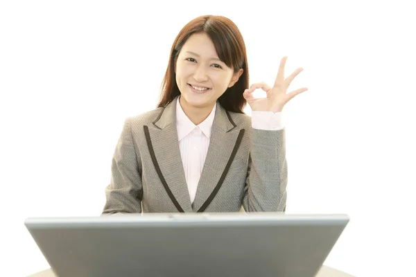 Mujer de negocios usando laptop — Foto de Stock