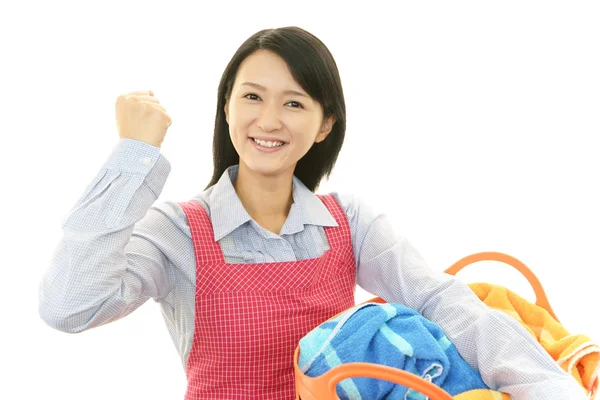 La mujer sostiene una cesta de lavandería — Foto de Stock