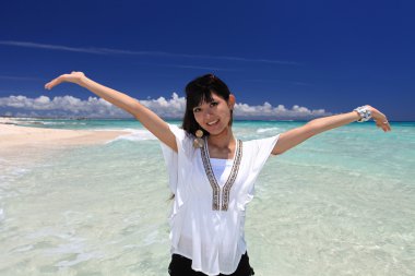 güzel bir plaj ve kadın