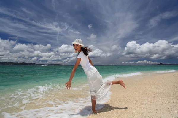 Bella spiaggia e donna — Foto Stock