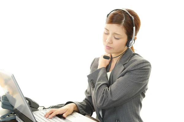 Mujer de negocios con dolor de hombro . —  Fotos de Stock