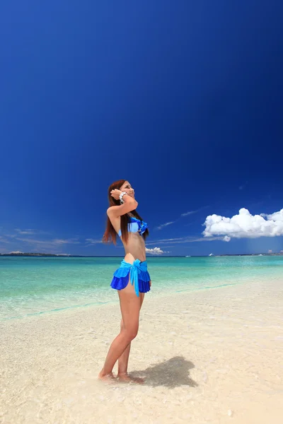 Hermosa playa y mujer — Foto de Stock