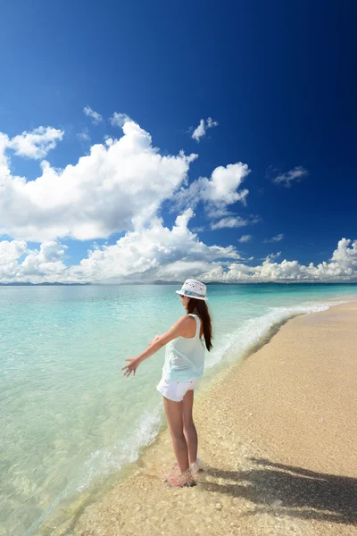 Praia bonita e mulher — Fotografia de Stock