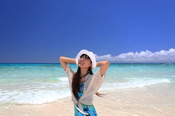 Bella spiaggia e donna — Foto Stock