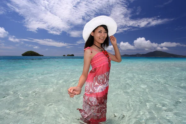 Schöne Frau am Strand — Stockfoto