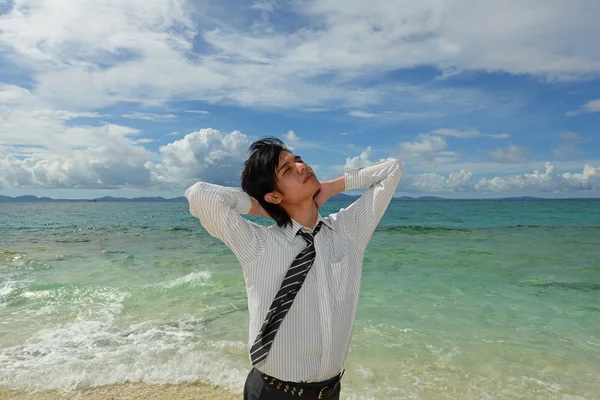 Man op het strand — Stockfoto