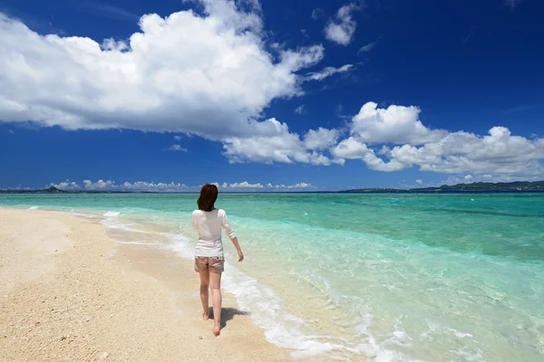 Beautiful beach and woman — Stock Photo, Image