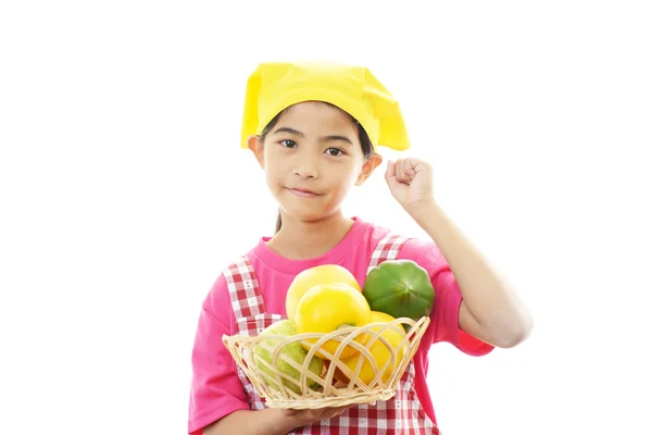 Sorrindo menina asiática com uma cesta de frutas — Fotografia de Stock