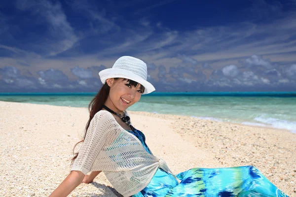 Praia bonita e mulher — Fotografia de Stock