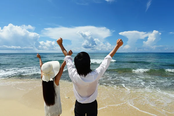 Um casal na praia — Fotografia de Stock