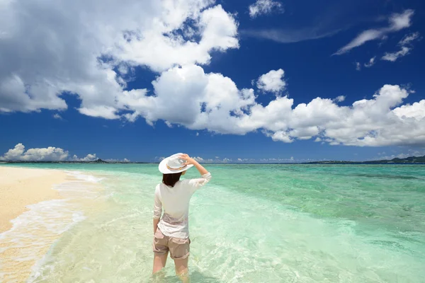 Belle plage et femme — Photo