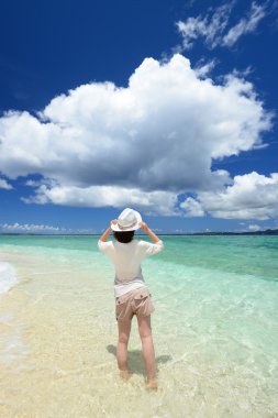 güzel bir plaj ve kadın