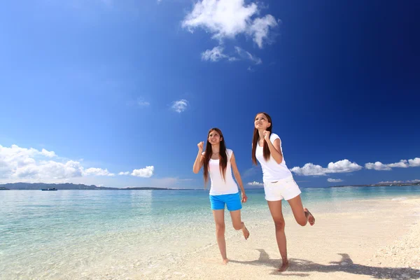 Flickor på stranden — Stockfoto