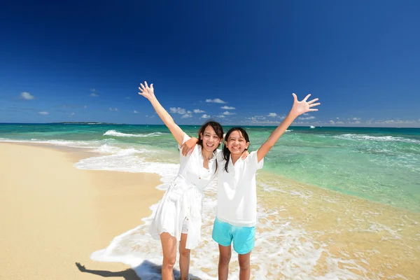 Praia bonita e mulher — Fotografia de Stock