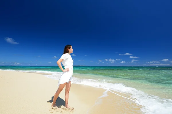 Красивий пляж і жінка — стокове фото