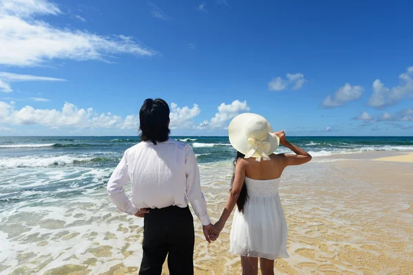 Muž a žena na pláži — Stock fotografie