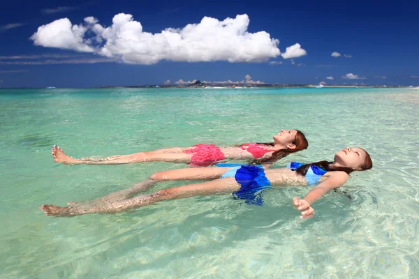 Ragazze sulla spiaggia — Foto Stock