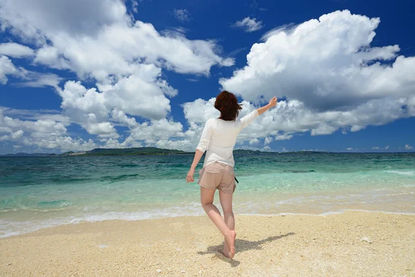 Praia bonita e mulher — Fotografia de Stock