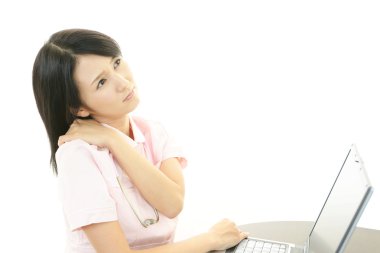 omuz ağrısı ile hemşire.