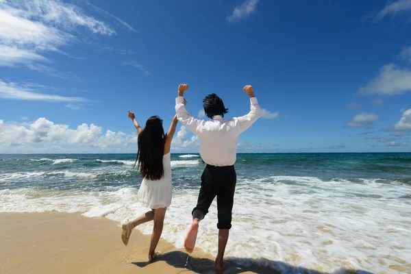 Homem e mulher na praia — Fotografia de Stock