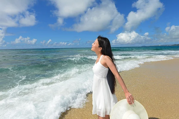 Güzel bir plaj ve kadın — Stok fotoğraf