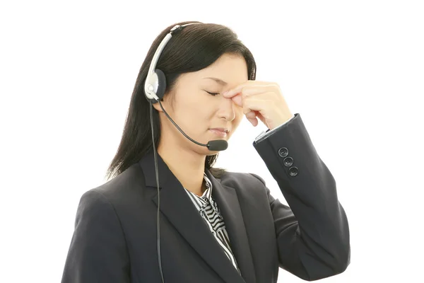 Moe en gestrest jonge Aziatische vrouw — Stockfoto