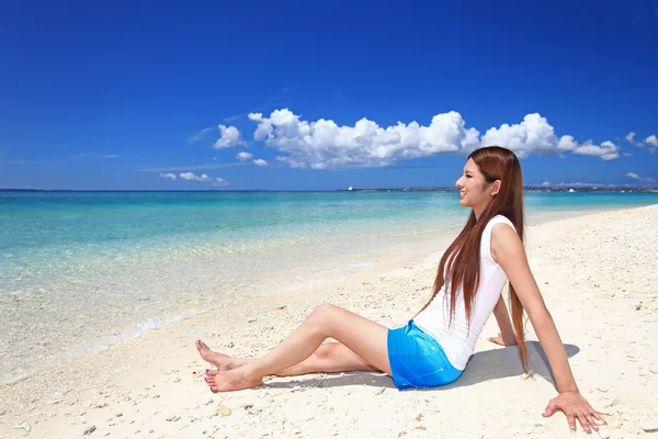 Praia bonita e mulher — Fotografia de Stock