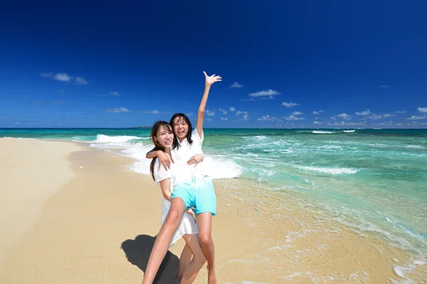 Femme et un enfant sur la plage — Photo