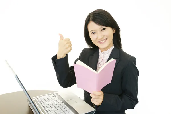 Uśmiechnięta kobieta worder biura — Zdjęcie stockowe