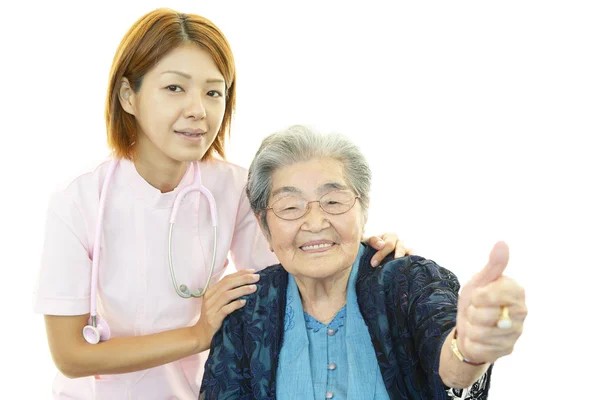 Senior vrouw met medisch personeel — Stockfoto