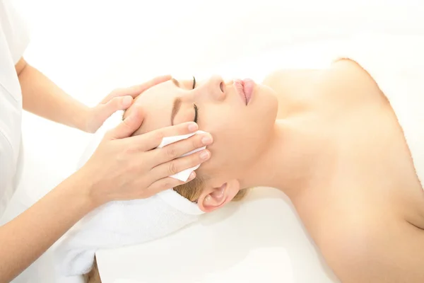 Pretty woman receiving facial massage — Stock Photo, Image