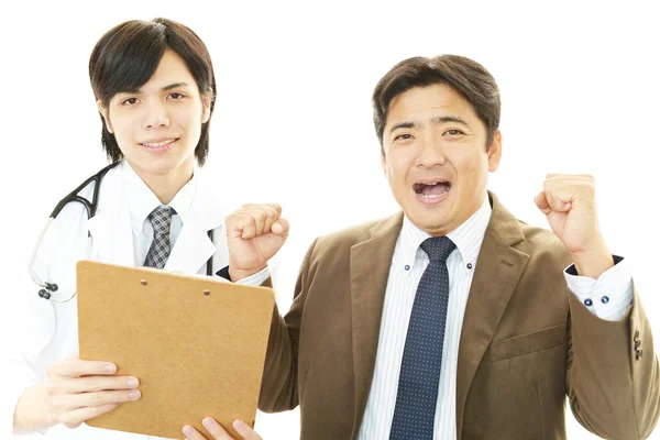 Sorridente medico asiatico e paziente — Foto Stock