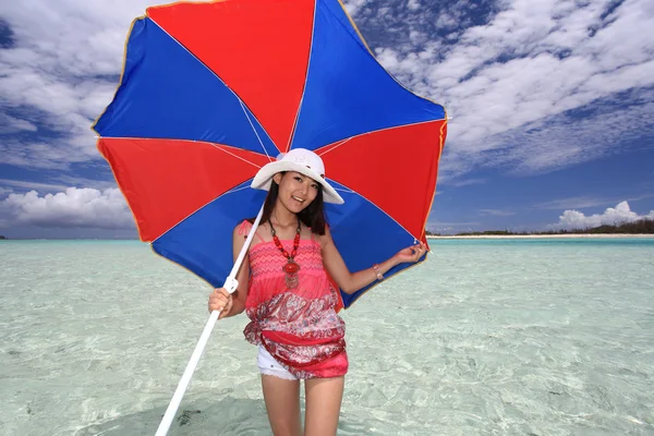 Schöne Frau am Strand — Stockfoto