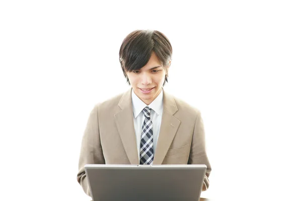 Hombre de negocios sonriente con PC —  Fotos de Stock