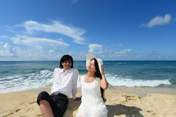 海岸の男と女は — ストック写真