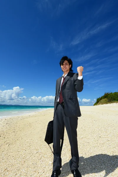 Zakenman op het strand — Stockfoto