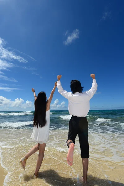 Man och kvinna på stranden — Stockfoto