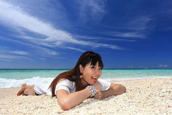 Bela mulher na praia — Fotografia de Stock