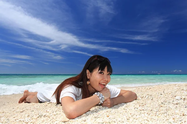 Vacker kvinna på stranden — Stockfoto