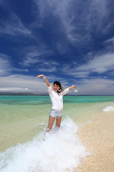 Praia bonita e mulher — Fotografia de Stock