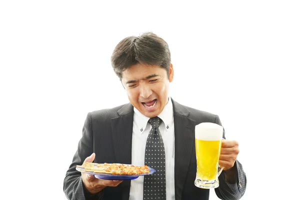 Homme d'affaires avec bière — Photo