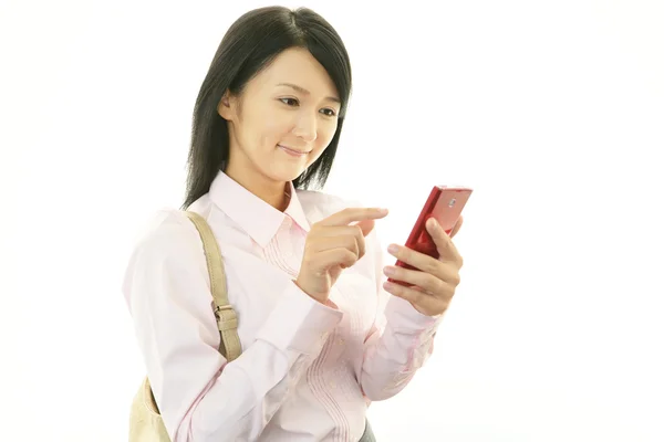 Vrouw met een smartphone — Stockfoto