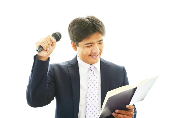 Man in Karaoke — Stockfoto