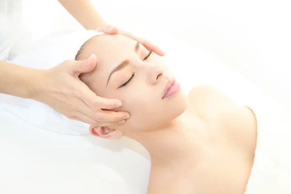 Massagem facial — Fotografia de Stock