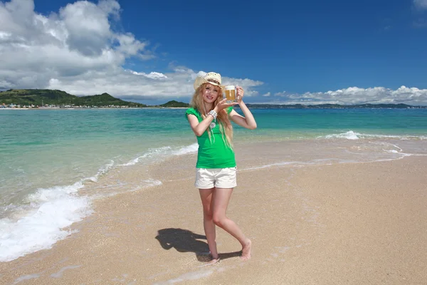 Praia bonita e mulher — Fotografia de Stock