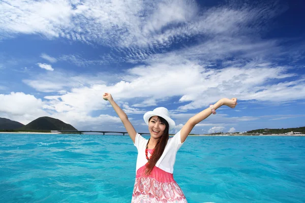 Bella spiaggia e donna — Foto Stock