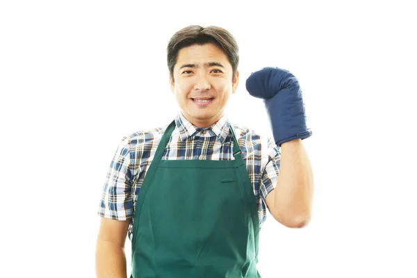 Улыбающийся азиатский официант — стоковое фото
